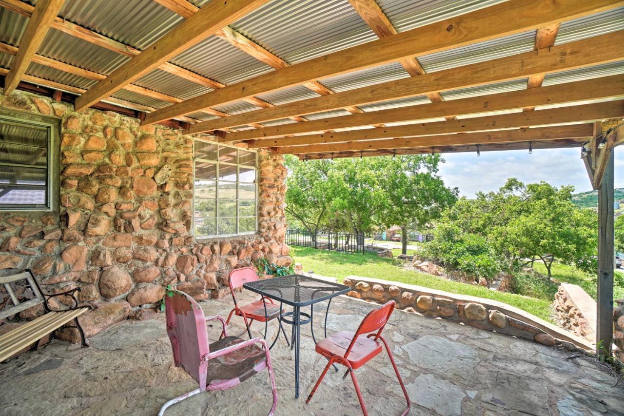 Enchanting Hilltop Cottage In Medicine Park! Exteriör bild