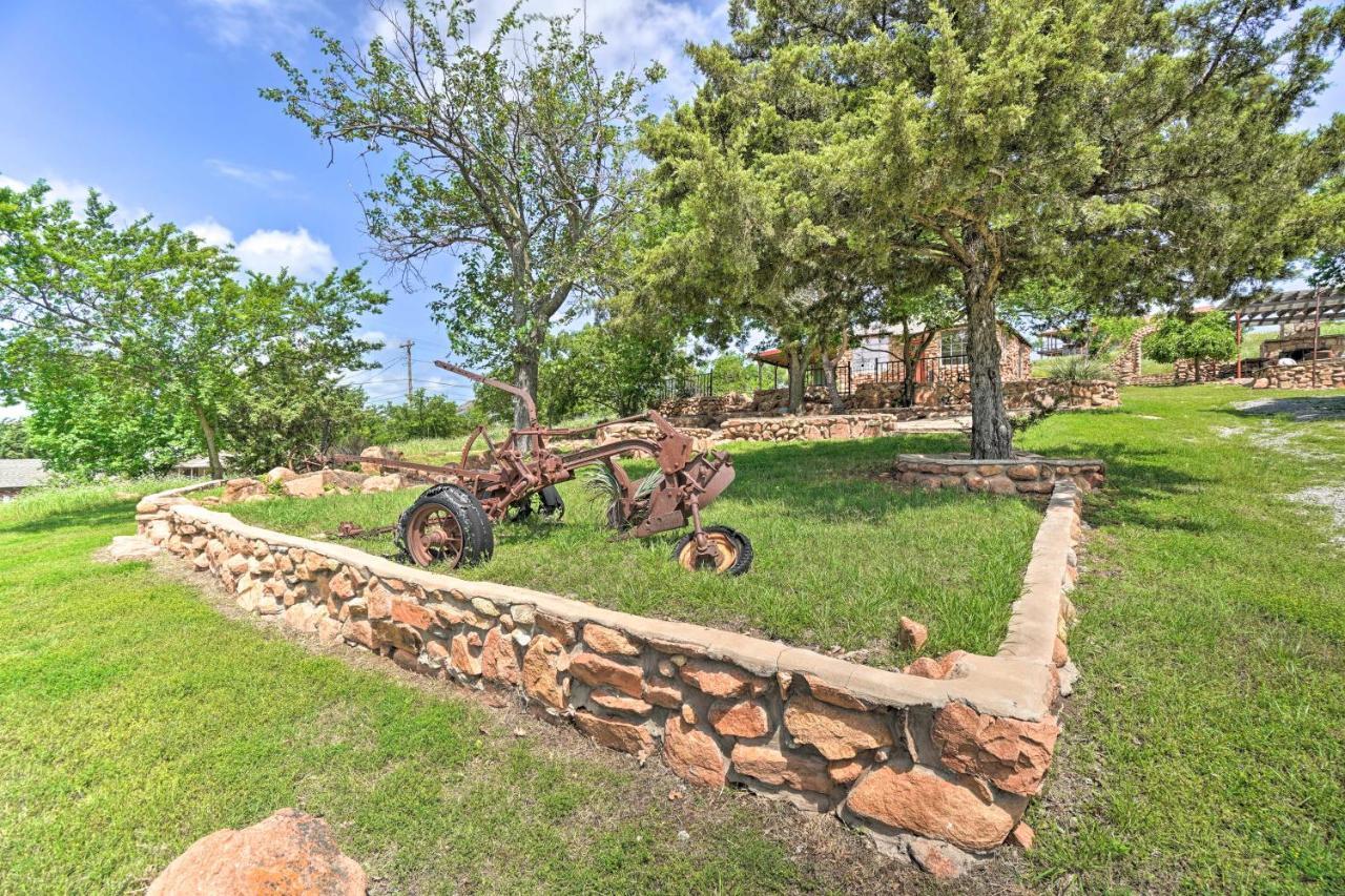 Enchanting Hilltop Cottage In Medicine Park! Exteriör bild