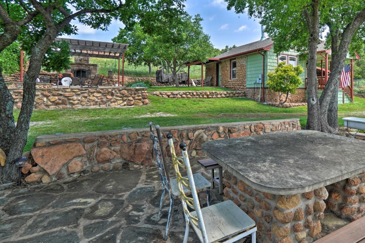 Enchanting Hilltop Cottage In Medicine Park! Exteriör bild
