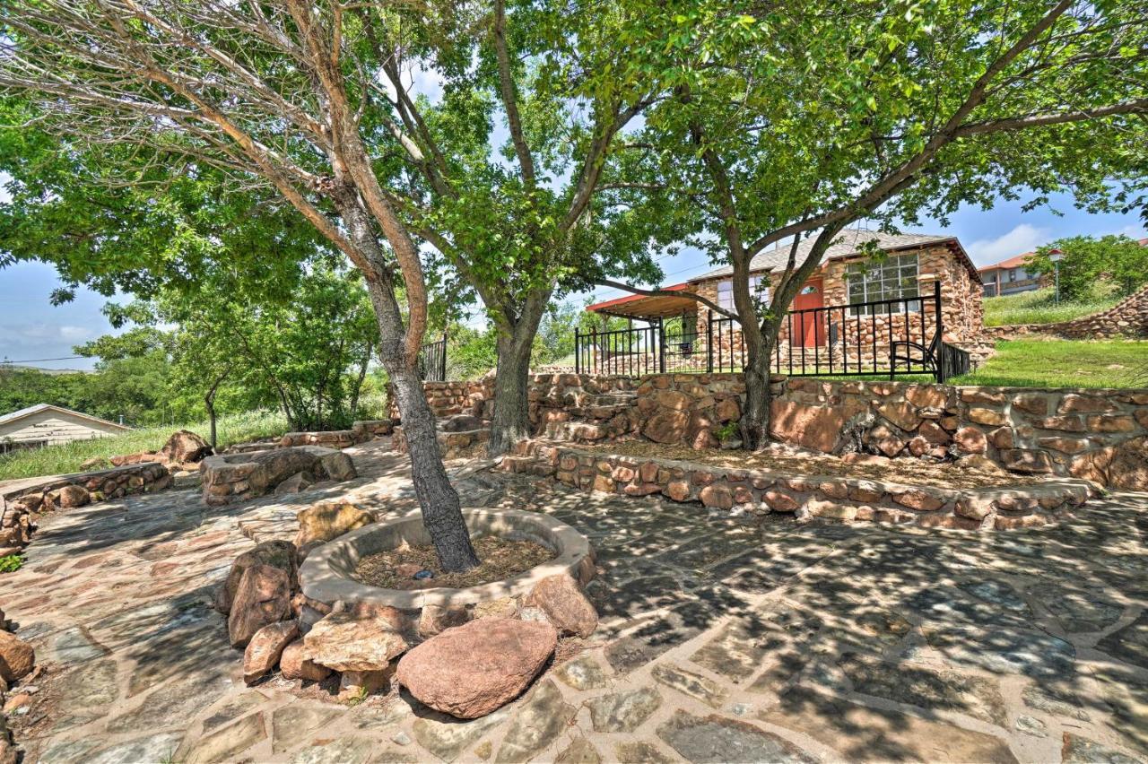 Enchanting Hilltop Cottage In Medicine Park! Exteriör bild