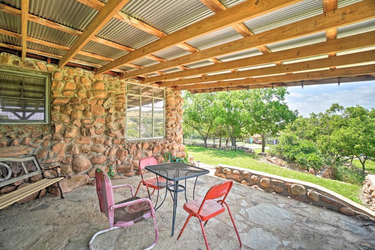 Enchanting Hilltop Cottage In Medicine Park! Exteriör bild